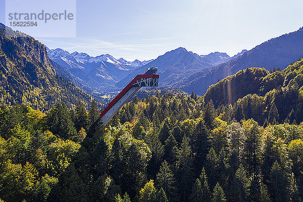 Deutschland  Bayern  Oberstdorf  Drohnenansicht der im bewaldeten Bergtal stehenden Heini-Klopfer-Skiflugschanze