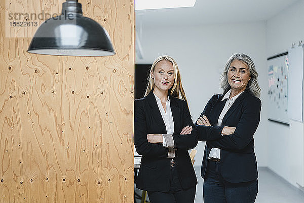 Porträt einer selbstbewussten reifen und jungen Geschäftsfrau im Loft-Büro