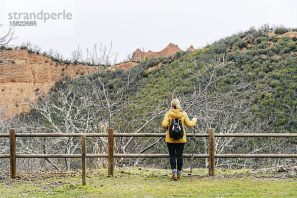 Wanderin auf einem Aussichtspunkt mit Blick auf Mina de Oro Romana  ehemalige Goldmine  Las Medulas  Kastilien und León  Spanien