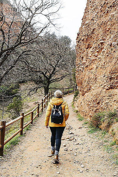Wanderer auf dem Wanderweg bei Mina de Oro Romana  ehemalige Goldmine  Las Medulas  Kastilien und León  Spanien