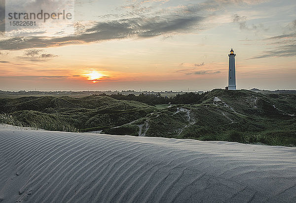 Dänemark  Hvide Sande  Geriffelte Sanddüne bei Sonnenuntergang mit Leuchtturm im Hintergrund