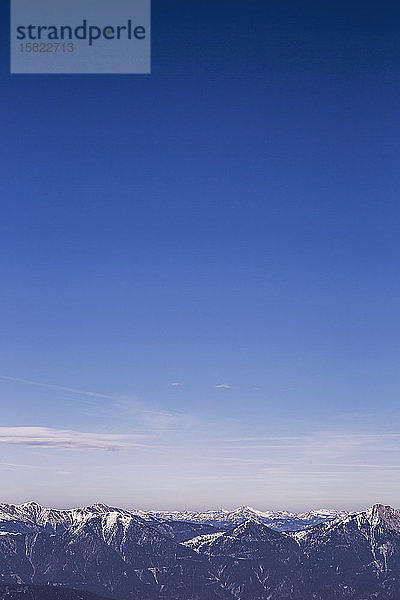 Blick auf die Bergkette vor blauem Himmel am Nassfeld  Österreich