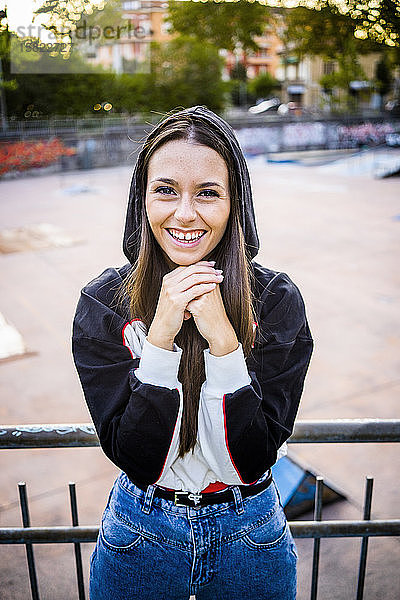 Porträt einer jungen Frau im Skatepark