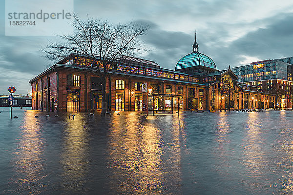 Deutschland  Hamburg  Altonaer Fischmarkt bei Hochwasser