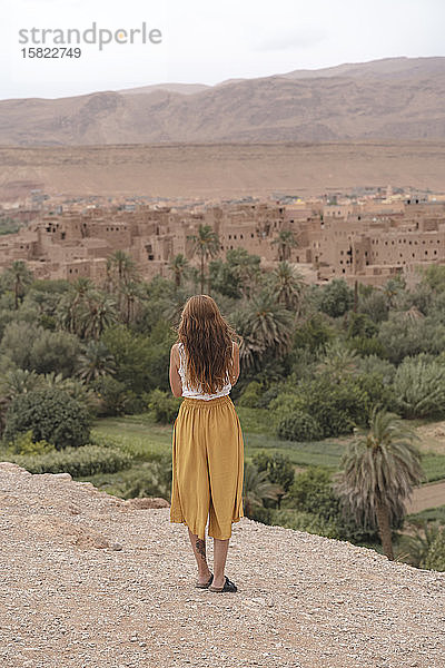 Rückansicht einer jungen Frau mit Blick auf die Stadt  Ouarzazate  Marokko