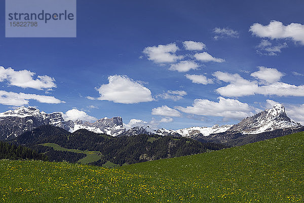 Panorama-Bergblick im Gadertal  Südtirol  Italien