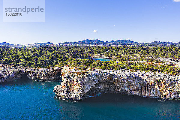 Spanien  Balearen  Cala dOr  Klarer Himmel über den Klippen der Bucht von Cala sa Nau im Sommer