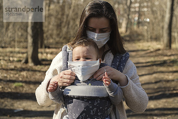 Mutter schützt ihr Baby vor saisonalem Virus