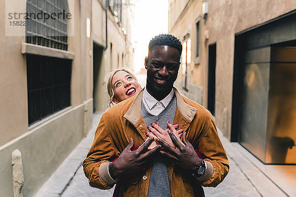 Porträt eines glücklichen jungen Paares in einer Gasse in der Stadt Florenz  Italien