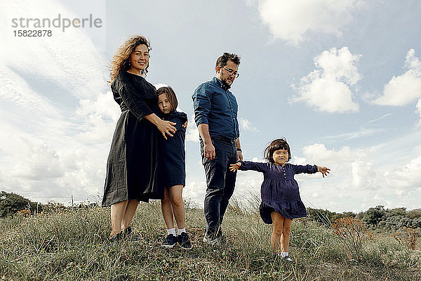 Familie mit zwei Kindern  die gemeinsam Zeit in der Natur verbringen  Den Haag  Niederlande