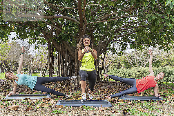 Sportliche junge Frauen trainieren in einem Park