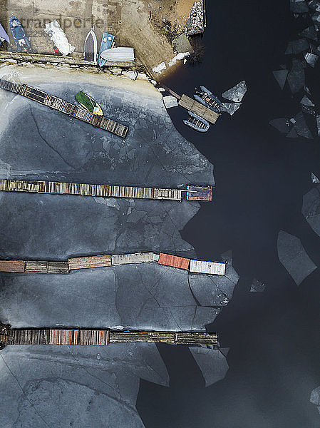 Russland  Sankt Petersburg  Sestroretsk  Luftaufnahme der Anlegestellen am gefrorenen Ufer des Finnischen Meerbusens