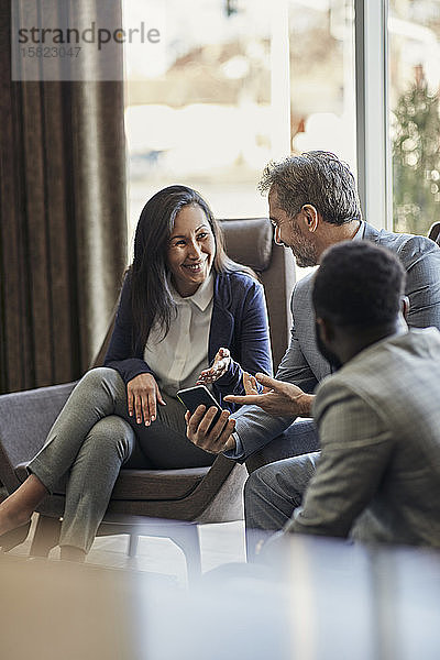 Geschäftsleute bei einem Meeting in der Hotellobby