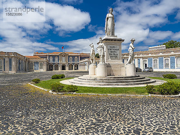 Portugal  Queluz  Denkmal vor dem Palast von Queluz