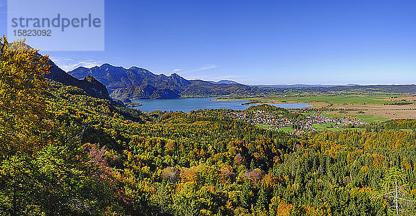 Deutschland  Bayern  Kochel am See  Landschaftspanorama von Heimgarten  Herzogstand und Kochelsee im Herbst