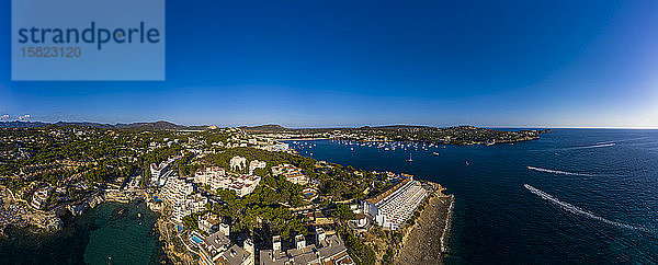 Spanien  Balearen  Costa de la Calma  Luftpanorama von klarem blauen Himmel über der Küstenstadt im Sommer