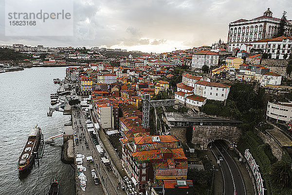 Portugal  Porto  Flussuferstadt in der Abenddämmerung