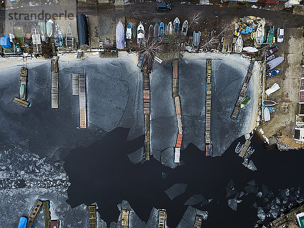 Russland  Sankt Petersburg  Sestroretsk  Luftaufnahme der Boote  die am gefrorenen Ufer des Finnischen Meerbusens liegen