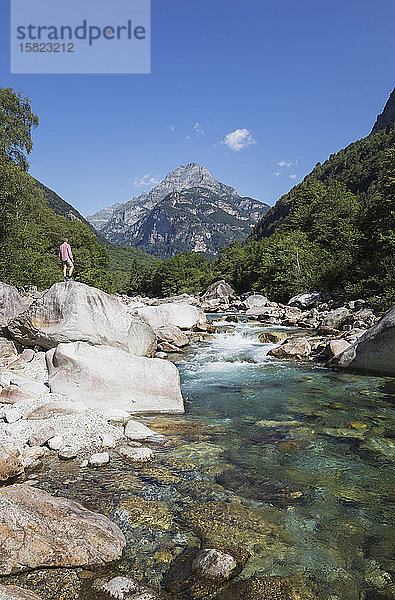 Auf einem Felsen stehender Mann am Fluss Verzasca  Verzascatal  Tessin  Schweiz