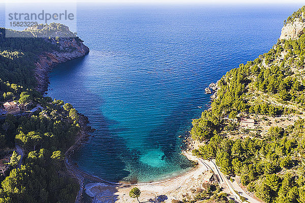 Spanien  Balearen  Drohnenansicht der Bucht von Cala Tuent im Sommer