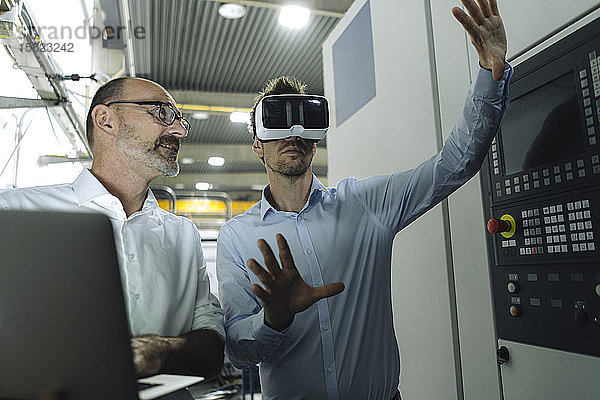 Zwei Männer mit VR-Brillen in der Fabrik