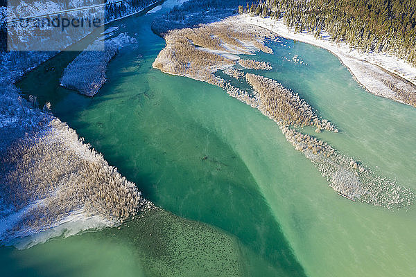 Deutschland  Bayern  Lenggries  Drohnenblick auf den grünen Sylvenstein-Stausee im Winter