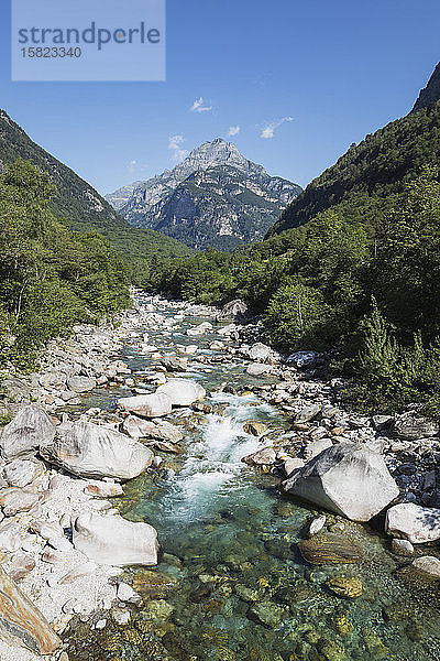 Steine und Felsen im klaren türkisfarbenen Wasser der Verzasca  Verzascatal  Tessin  Schweiz