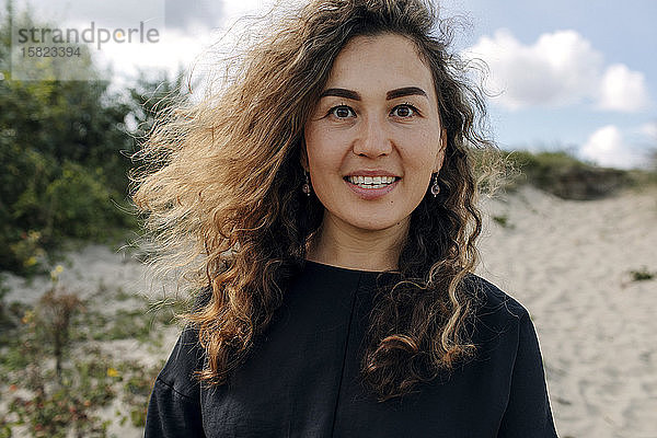 Porträt einer lächelnden Frau in den Dünen  Den Haag  Niederlande