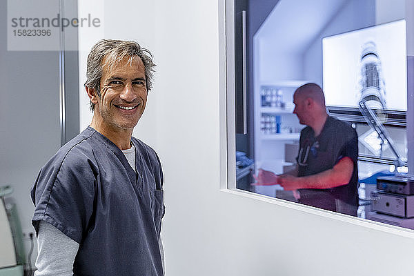 Porträt eines lächelnden Mannes in einer Tierklinik