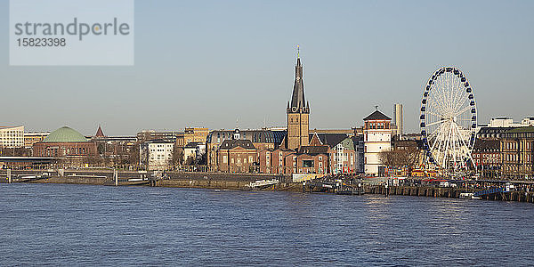 Deutschland  Nordrhein-Westfalen  Düsseldorf  Stadthafen mit Riesenrad und Lambertuskirche im Hintergrund
