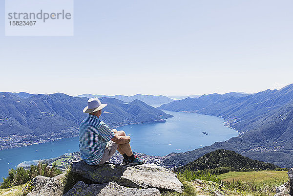 Wanderer auf dem Gipfel der Cimetta mit Blick auf den Lago Maggiore und Ascona  Locarno  Tessin  Schweiz