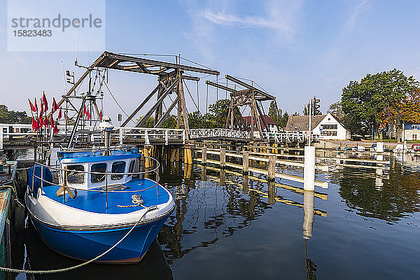 Deutschland  Mecklenburg-Vorpommern  Greifswald  Fischerboot vor der Klappbrücke vertäut