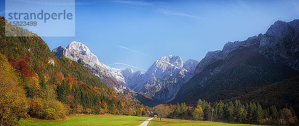 Slowenien  Landschaftliche Ansicht des Herbsttals im Triglav-Nationalpark