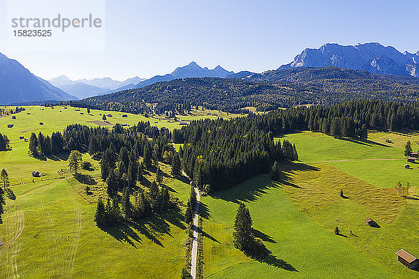 Deutschland  Bayern  Mittenwald  Drohnenansicht der Buckelwiesen im Frühling mit dem Wettersteingebirge im Hintergrund