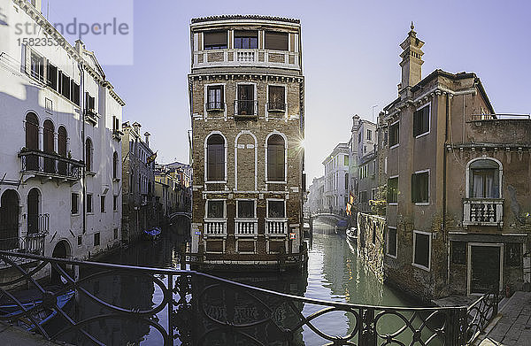 Italien  Venedig  Sonne beleuchtet Häuser entlang des venezianischen Kanals