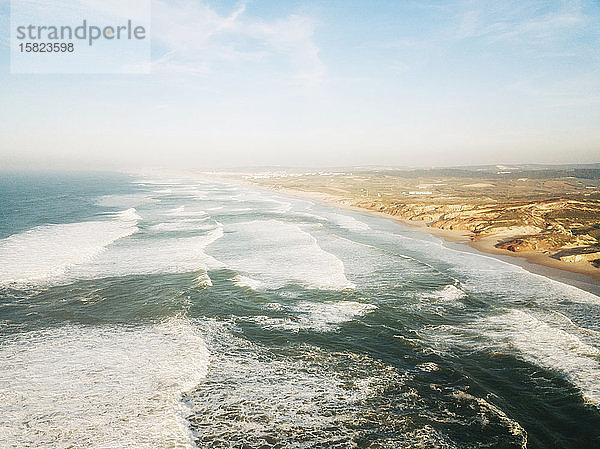 Portugal  Peniche  Luftaufnahme der zerklüfteten Meeresküste