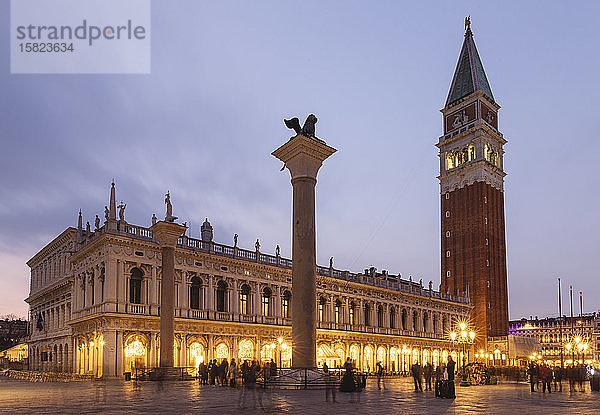 Italien  Venedig  Piazza San Marco und Dogenpalast in der Abenddämmerung