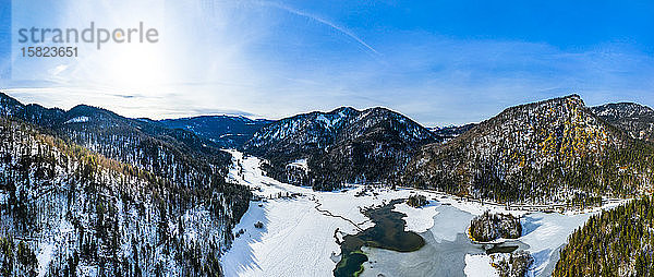 Deutschland  Bayern  Reit im Winkl  Hubschrauberansicht des schneebedeckten Tals in den Chiemgauer Alpen