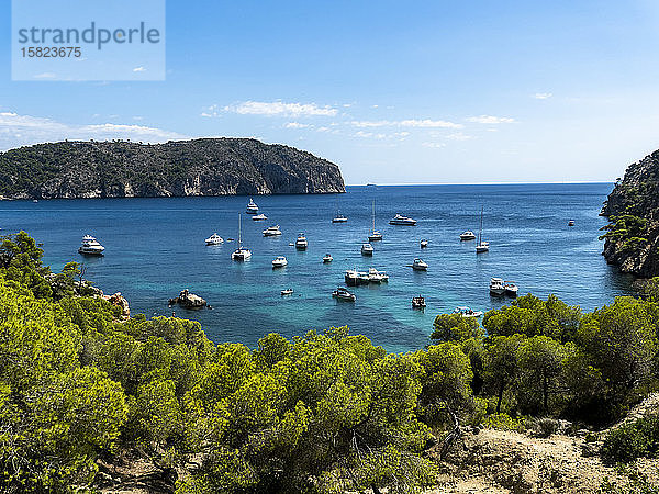 Spanien  Balearen  Camp de Mar  Verschiedene in der Bucht der Insel Mallorca schwimmende Boote