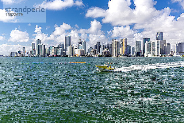 USA  Florida  Skyline von Downtown Miami mit Motorboot auf dem Wasser