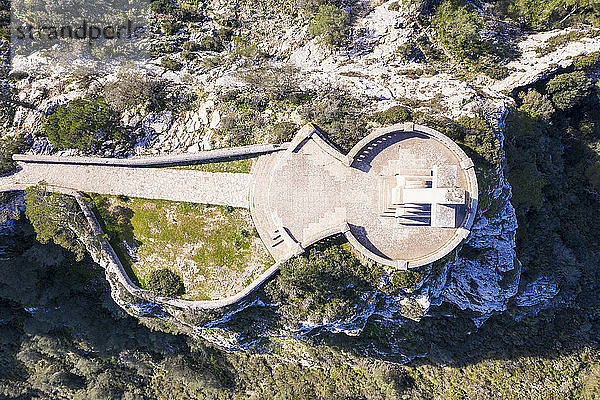 Spanien  Balearen  Felanitx  Drohnenansicht des Creu del Picot-Kreuzes auf dem Gipfel des Puig des Mila