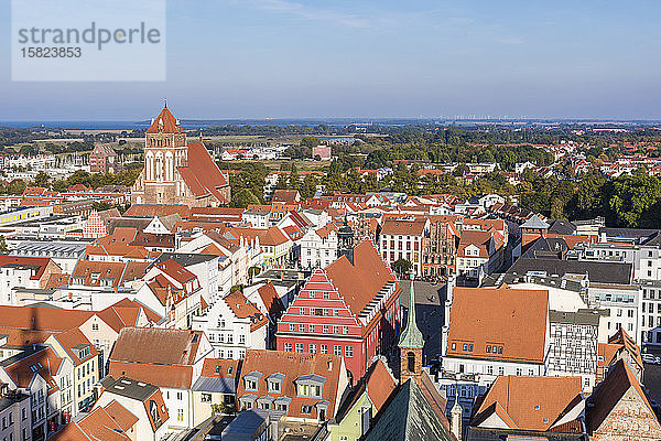 Deutschland  Mecklenburg-Vorpommern  Greifswald  Hochwinkelansicht der Gebäude rund um den Altstadtmarktplatz