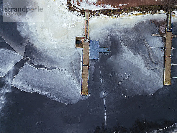 Russland  Sankt Petersburg  Sestroretsk  Luftaufnahme von zwei Anlegestellen am gefrorenen Ufer des Finnischen Meerbusens