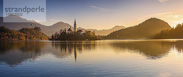 Slowenien  Bled  Panorama des Bleder Sees bei Sonnenaufgang