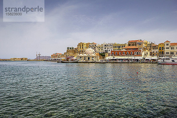 Griechenland  Kreta  Chania  Hafen der Küstenstadt mit der Kucuk-Hasan-Pascha-Moschee im Hintergrund