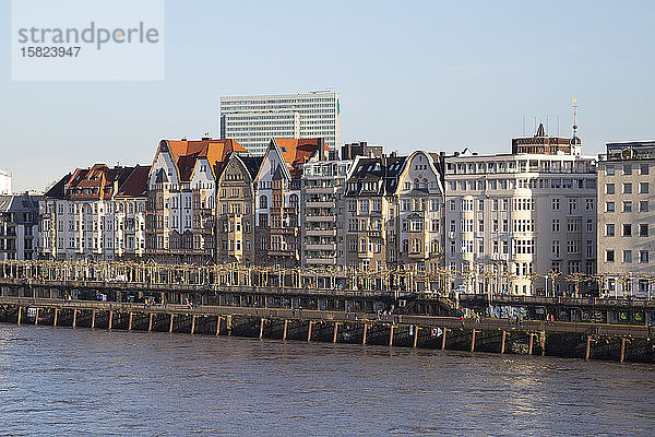 Deutschland  Nordrhein-Westfalen  Düsseldorf  Reihe von Altstadthäusern entlang der Uferpromenade