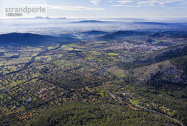 Spanien  Balearen  Alaro  Luftaufnahme der Stadt in der Serra de Tramuntana