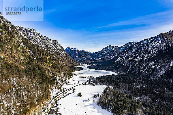 Deutschland  Bayern  Reit im Winkl  Hubschrauberansicht des schneebedeckten Tals in den Chiemgauer Alpen