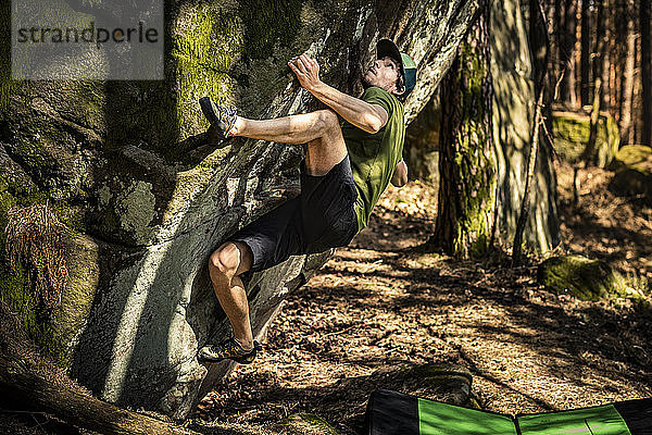 Kletterfelsen am Fels mit Crashpad am Boden  Hochberg  Edenkoben  Rheinland-Pfalz  Deutschland