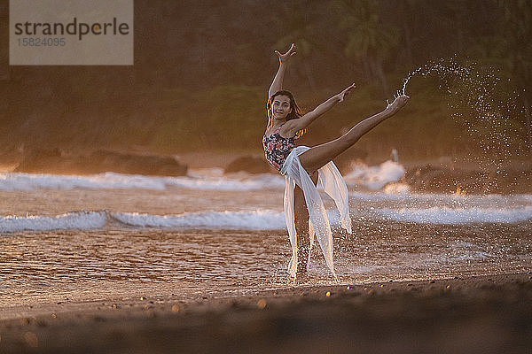 Porträt eines Mädchens beim Turnen an der Strandpromenade bei Sonnenuntergang  Jaco Beach  Costa Rica
